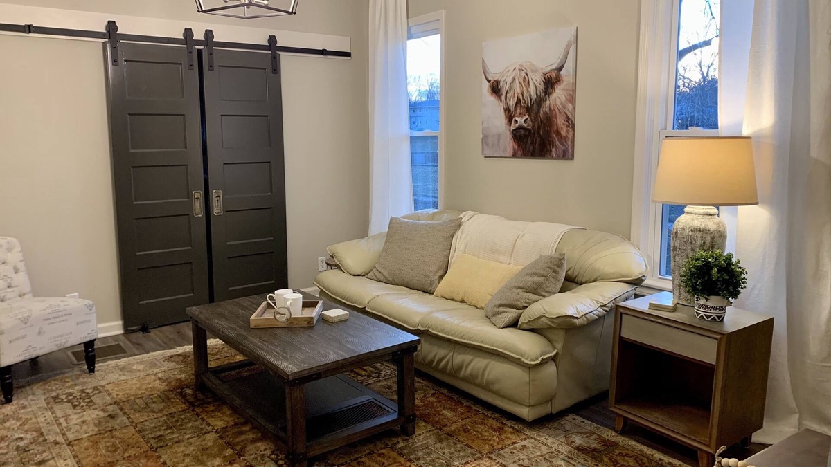 Urbana House | Newly Renovated and Ideally Located Near Campus and Downtown. High speed Wifi