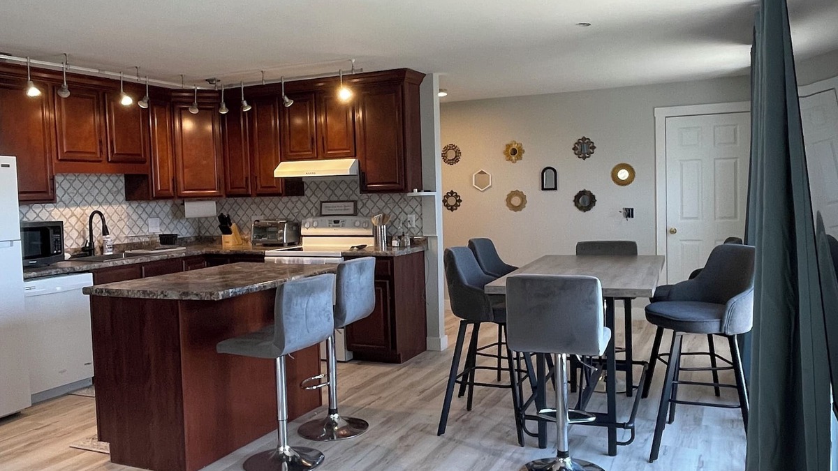 Derby Center Apartment | Newly renovated apartment in Derby central to lakes, restaurants and shopping.