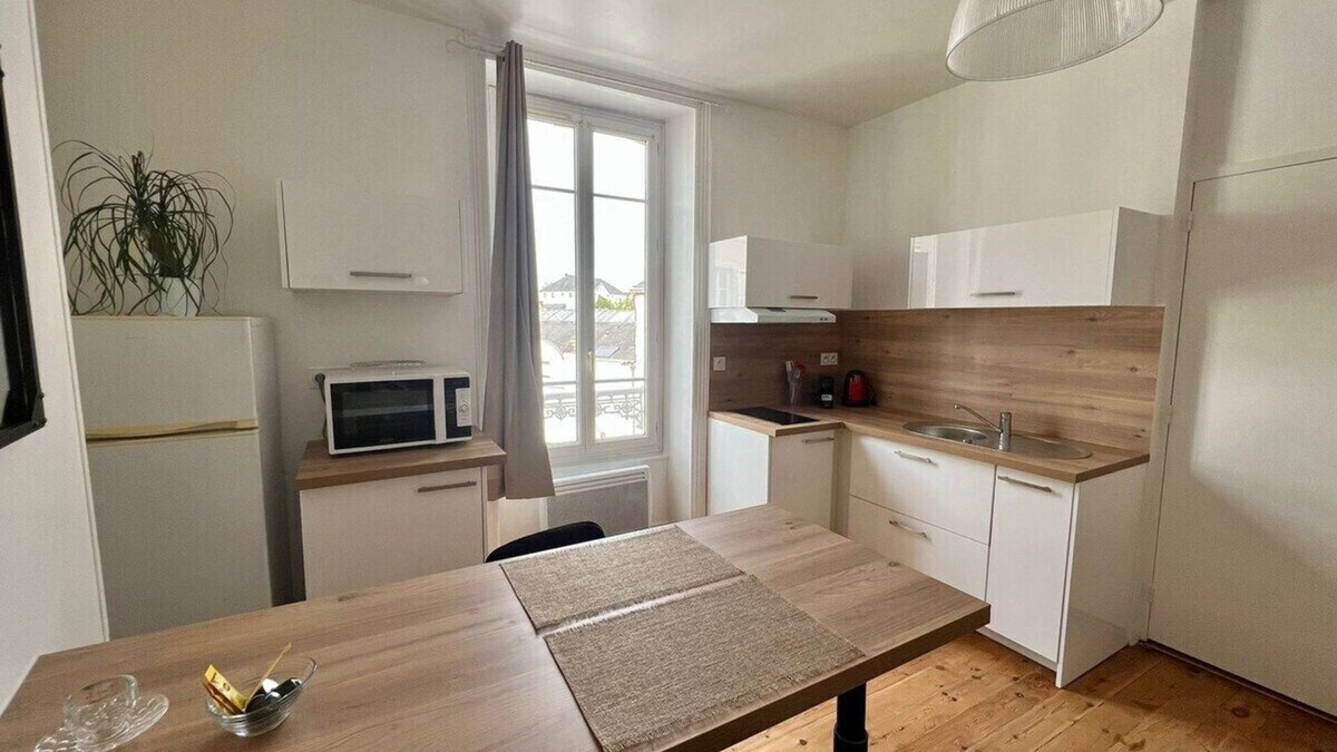 Laval Apartment | Newly renovated apartment in downtown Laval