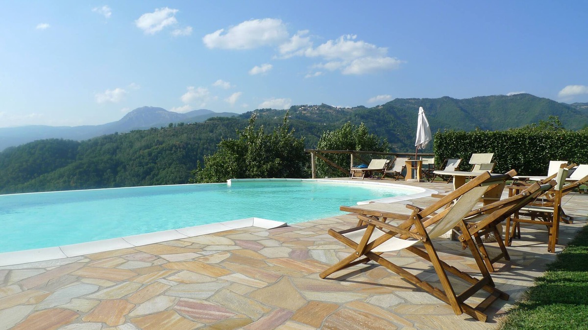 Pieve Fosciana Apartment | Newly renovated barn with beautiful infinity pool and garden, walk to restaurant