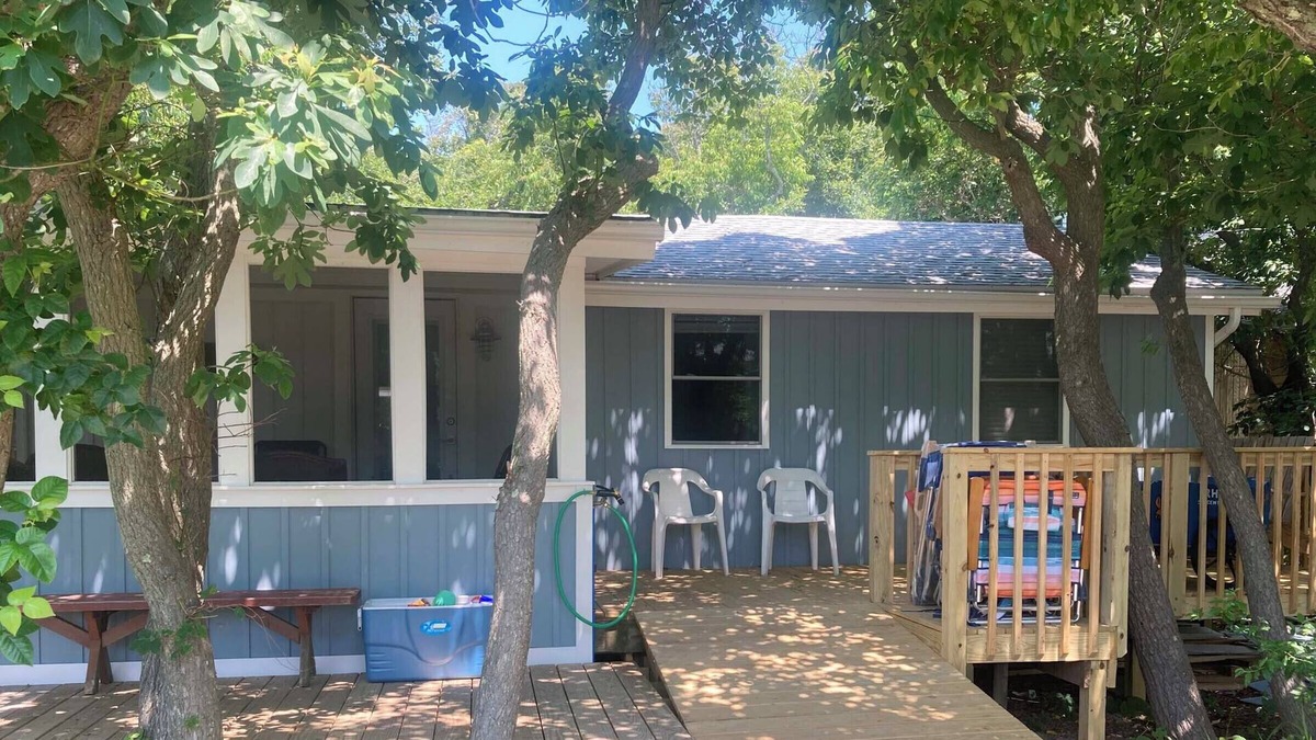 Davis Park House | NEWLY RENOVATED BEACH HOUSE PERFECT FOR FAMILIESnAC AND WIFI