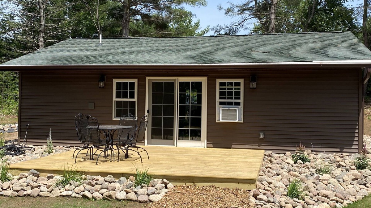 Tomahawk Cabin | Newly Renovated Cabin (dog friendly)