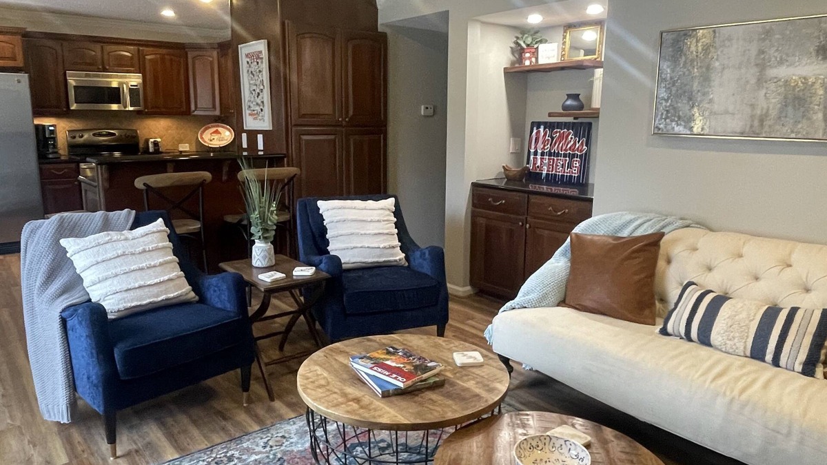 Oxford Condo | Newly Renovated Charming Oxford Condo Located Steps to the Square!