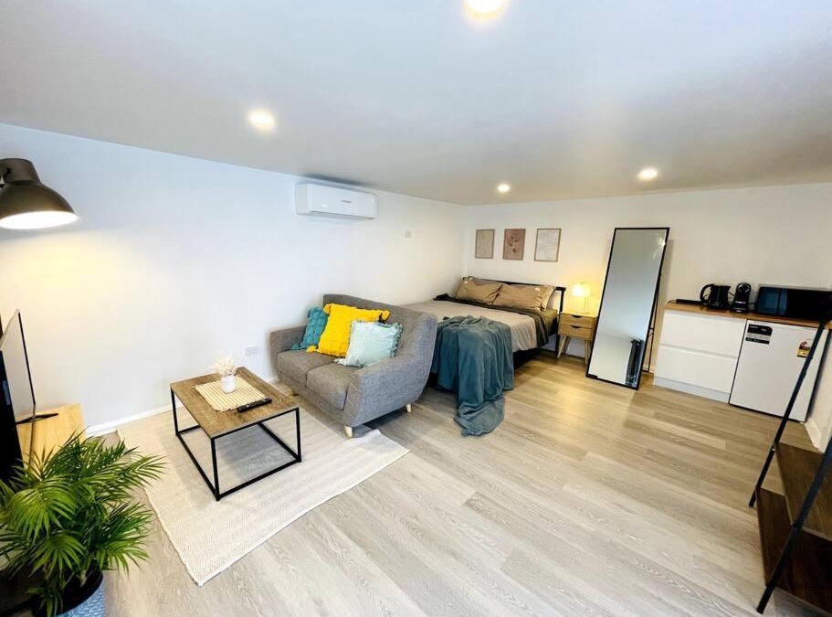 Mornington Apartment | Newly Renovated Contemporary Private Studio near Hobart CBD and Airport
