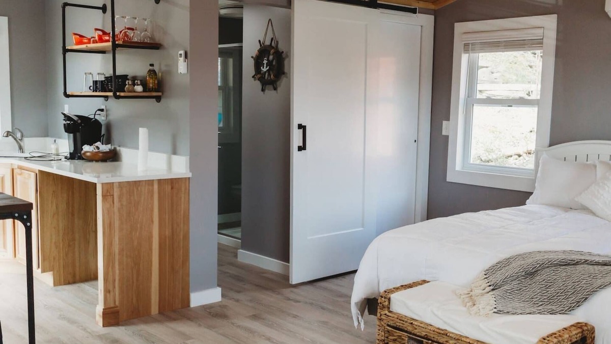 Kent Cottage | Newly Renovated Cottage on Oak Orchard Creek