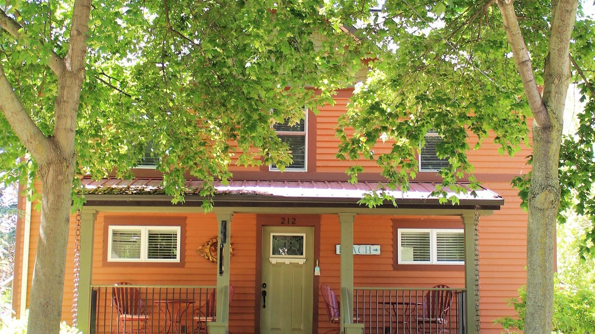 South Haven Apartment | Newly Renovated Cozy Efficiency