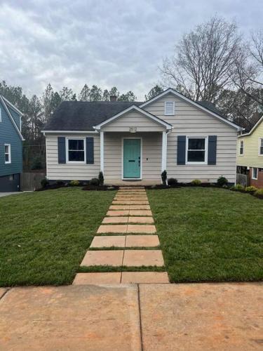 Commonwealth House | Newly renovated cute 3 bedroom 2 bath bungalow