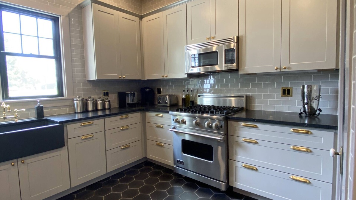 Athens House | Newly Renovated Designer 3-BR/2-BTH Carriage House in Athens!