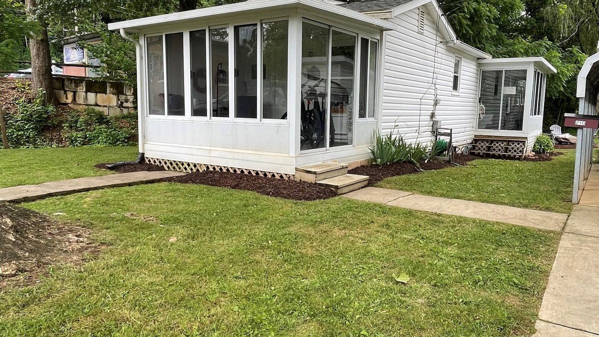 Waynesville House | Newly renovated downtown Waynesville cottage w/creek & outdoor space!