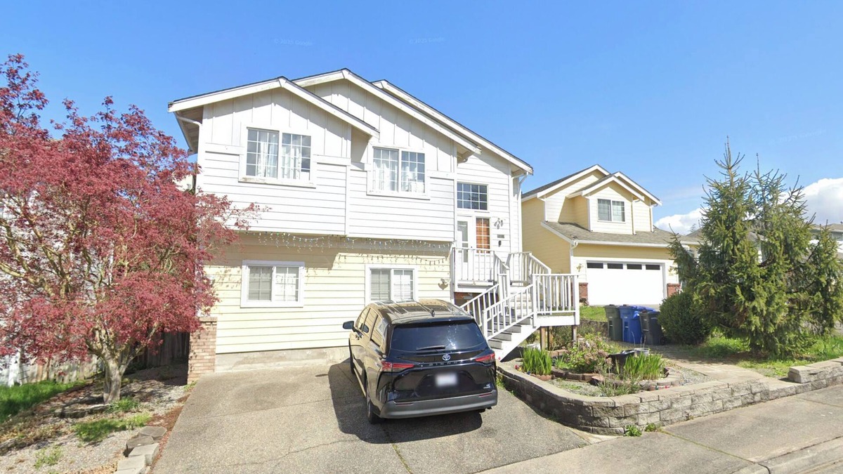 Des Moines House | Newly Renovated Downstairs 3BR/2BA Suite — Near Airport + Laundry + Parking
