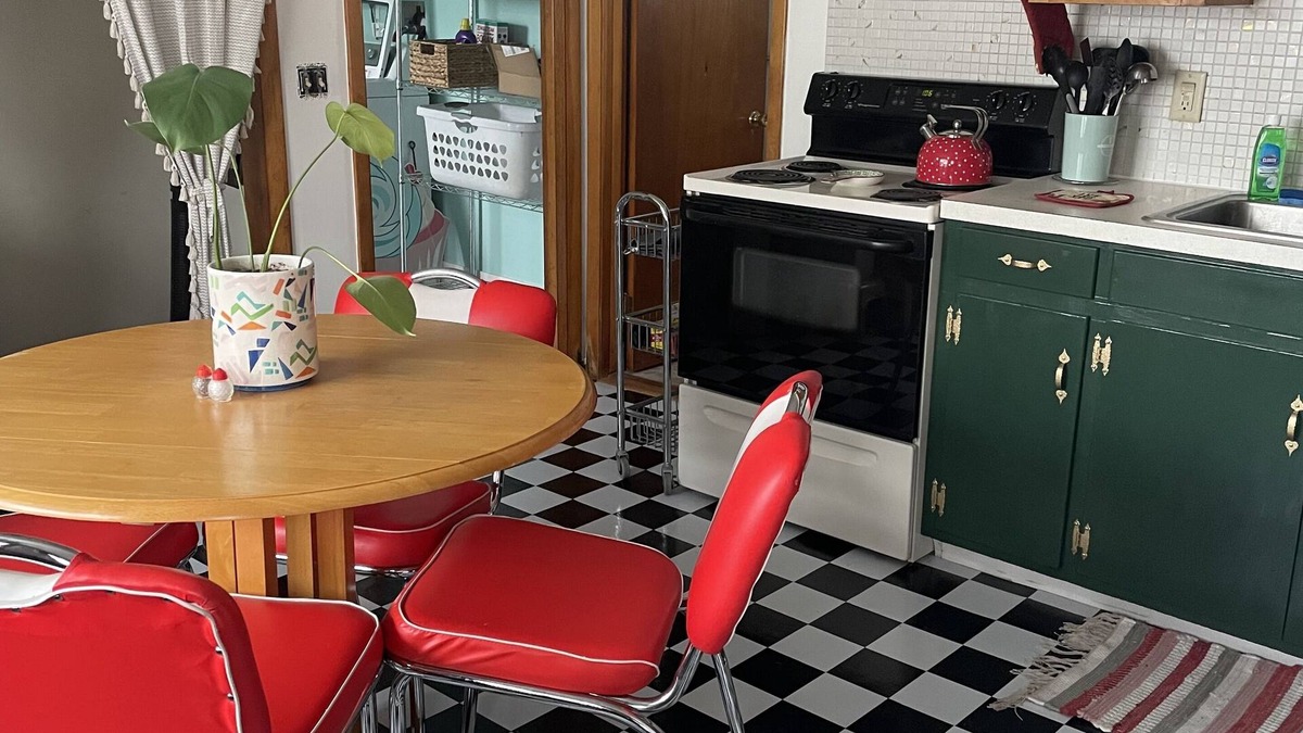 Barre House | Newly renovated downstairs 3 bed apartment for working traveling professionals