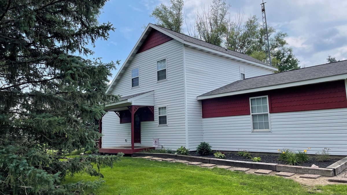 Brookston House | Newly renovated farmhouse in beautiful country setting close to Purdue