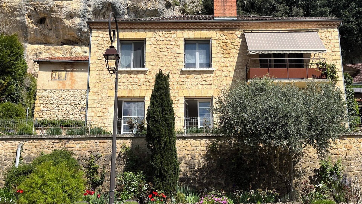 Les Eyzies Apartment | Newly renovated garden apartment, fitted kitchen, Italian shower