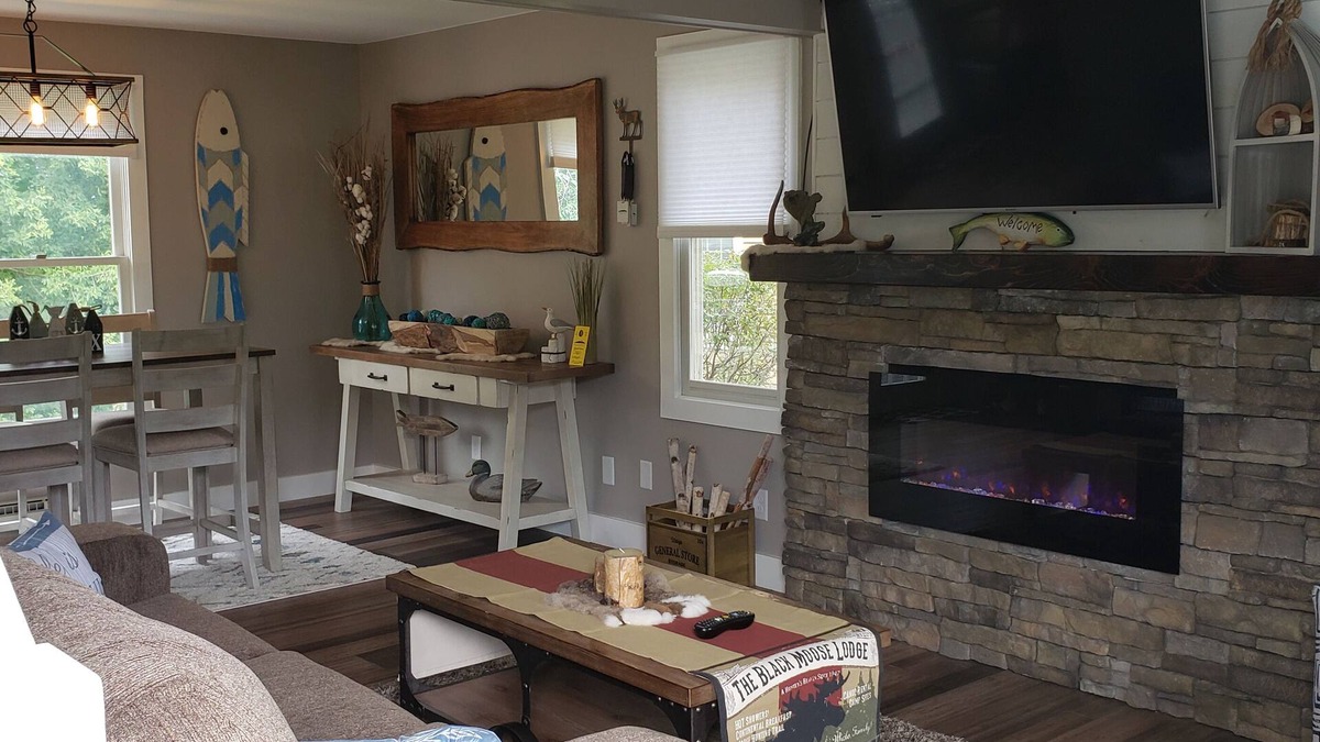The Galena Territory House | Newly Renovated. Gorgeous Retreat w/seasonal waterfall view! Dogs under 25 LBS