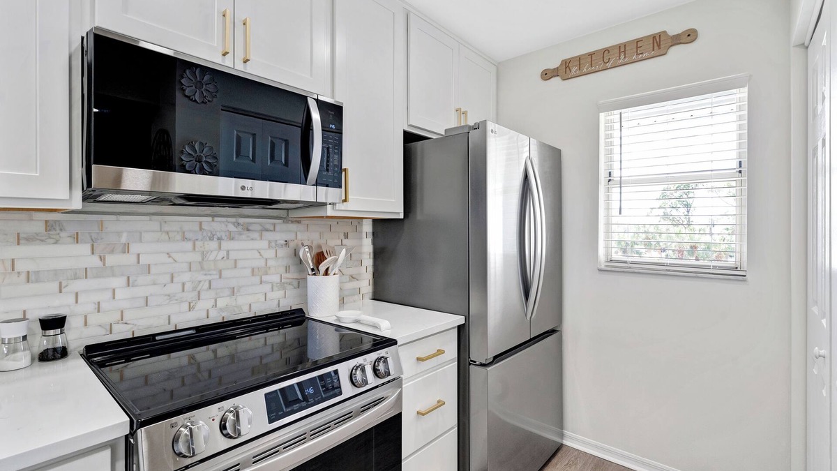 Plantation Condo | newly renovated, gorgeous 2-bedroom condo with AC, WiFi in tranquil Venice