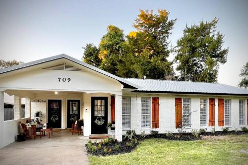Marksville Villa | Newly Renovated Home - Sleeps 10