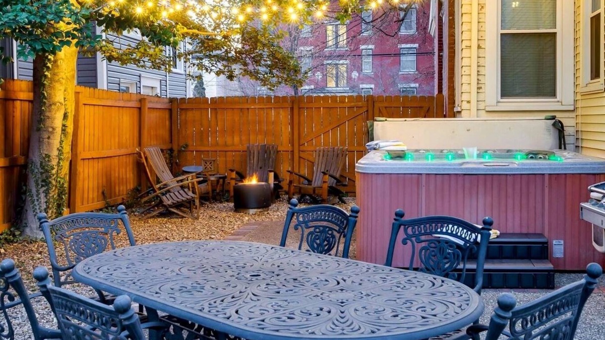 Bonnycastle House | Newly Renovated Home with King Bed, walk to restaurants, shops, and nightlife. Private Fenced Backyard, Hot Tub & Playground