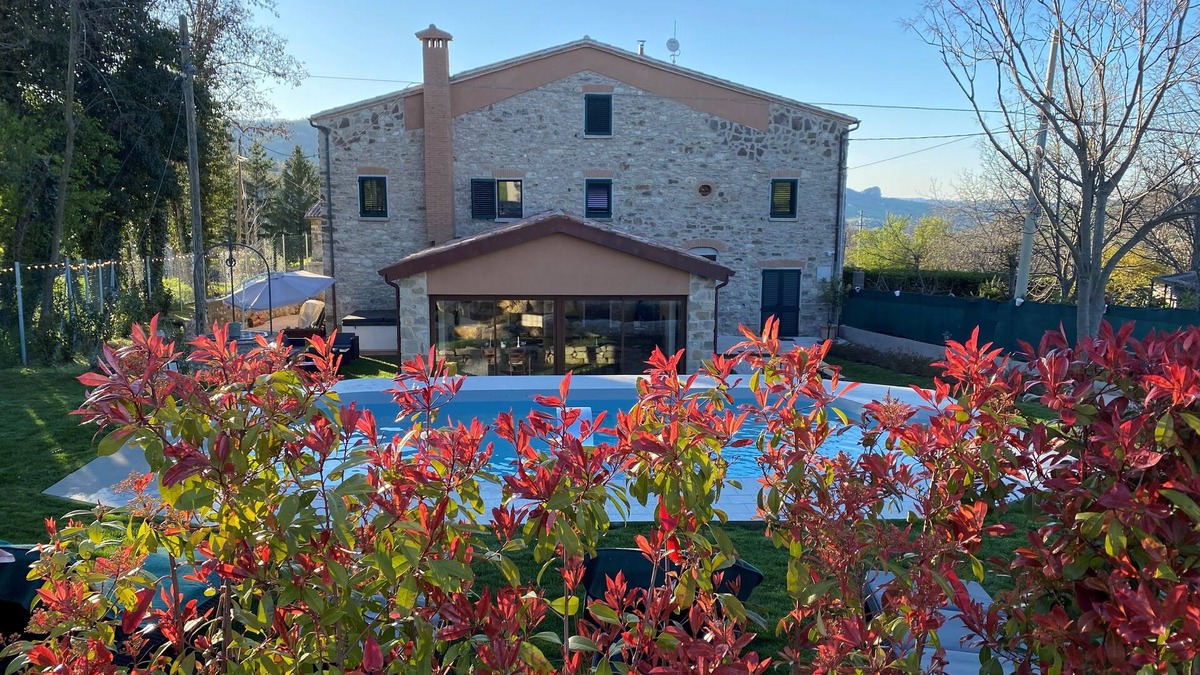 Montegrimano House | Newly renovated Italian villa with external hot tub and heated swimming pool