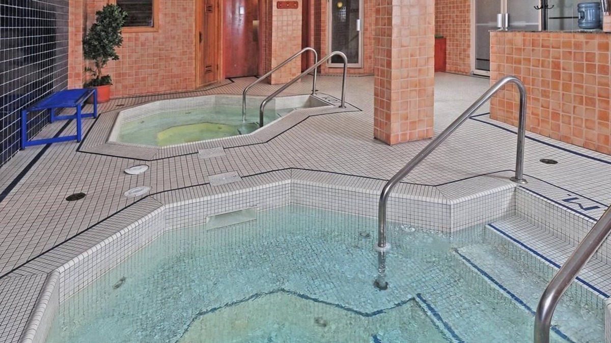 Banff Apartment | Newly Renovated King Room in DT Banff! Sauna