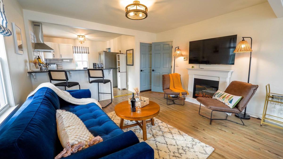 Tichigan House | Newly Renovated Lakefront Cottage, Peaceful, Cozy Modern Farmhouse ~Dog Friendly