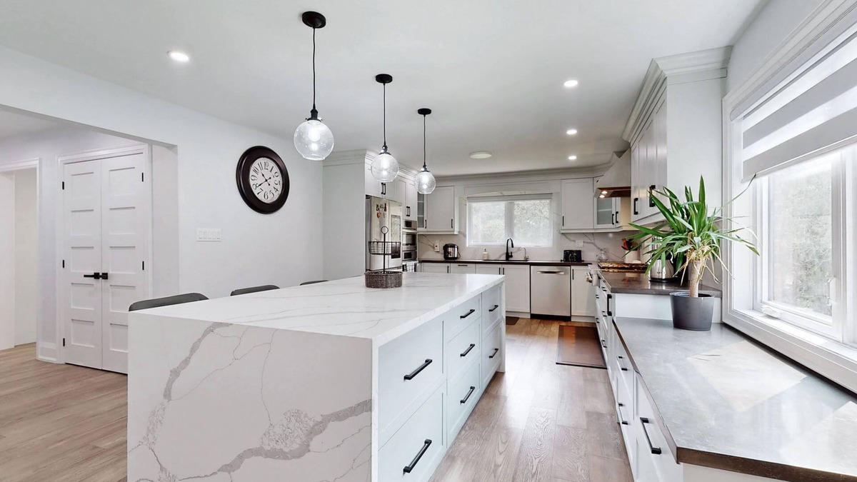 Whitchurch-Stouffville Villa | Newly renovated luxury Home with deck, surrounded by trees on a 5 acres land
