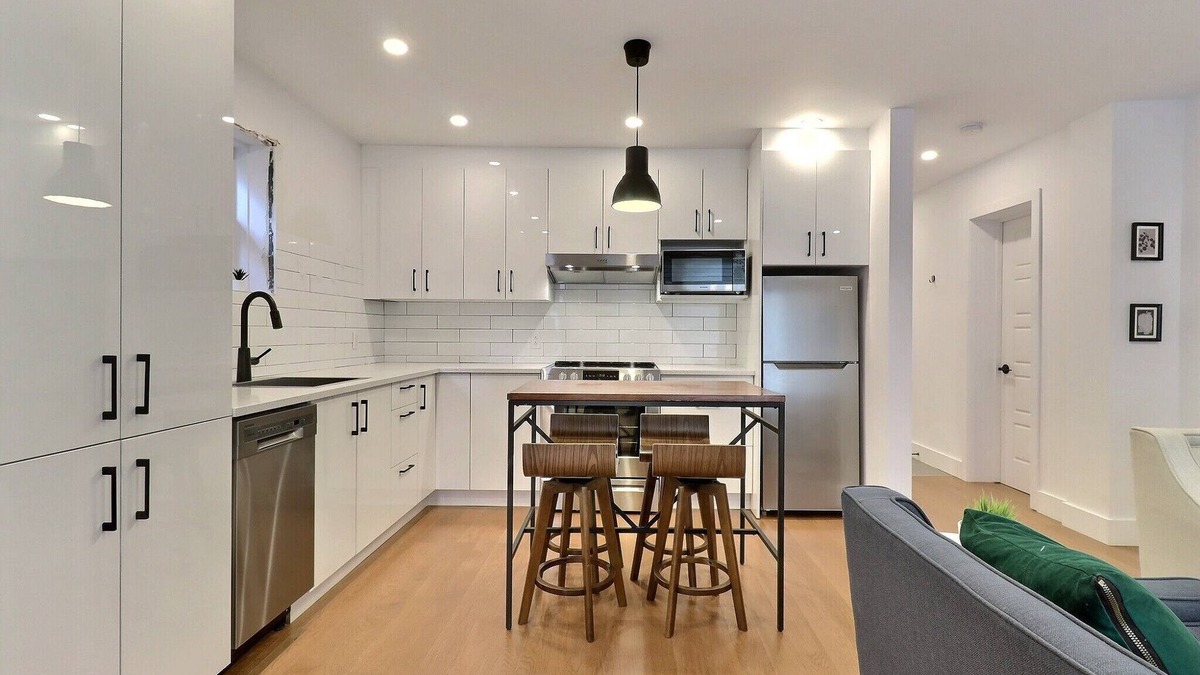 Pointe-Saint-Charles Apartment | Newly renovated luminous open plan condo，near downtown,metro station