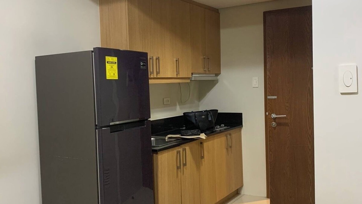Barangay 76 Apartment | NEWLY RENOVATED MALL OF ASIA SHELL RESIDENCES CONDO. 5 MINUTES WALK TO MOA!