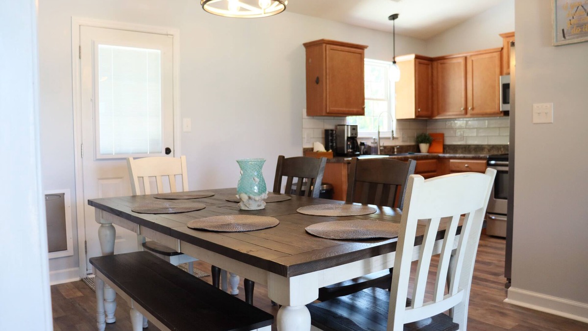 Westgate House | Newly Renovated : Minutes from the airport, shopping, and bases