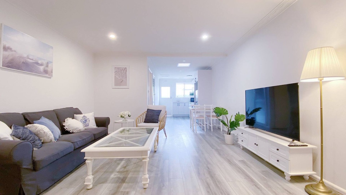 Mornington House | Newly renovated! Minutes away from Mother's Beach and Main Street!