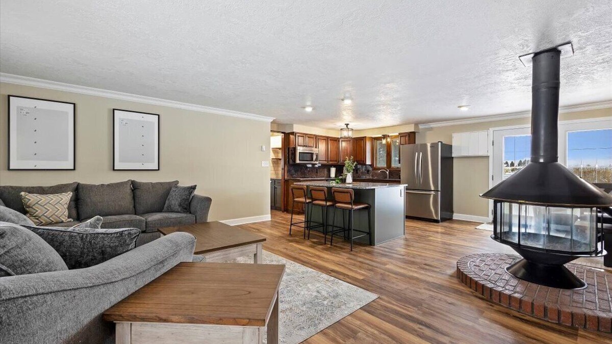 Burley House | Newly Renovated, Modern Sleeps 21, Newly added AC/Heating units in each bedroom.