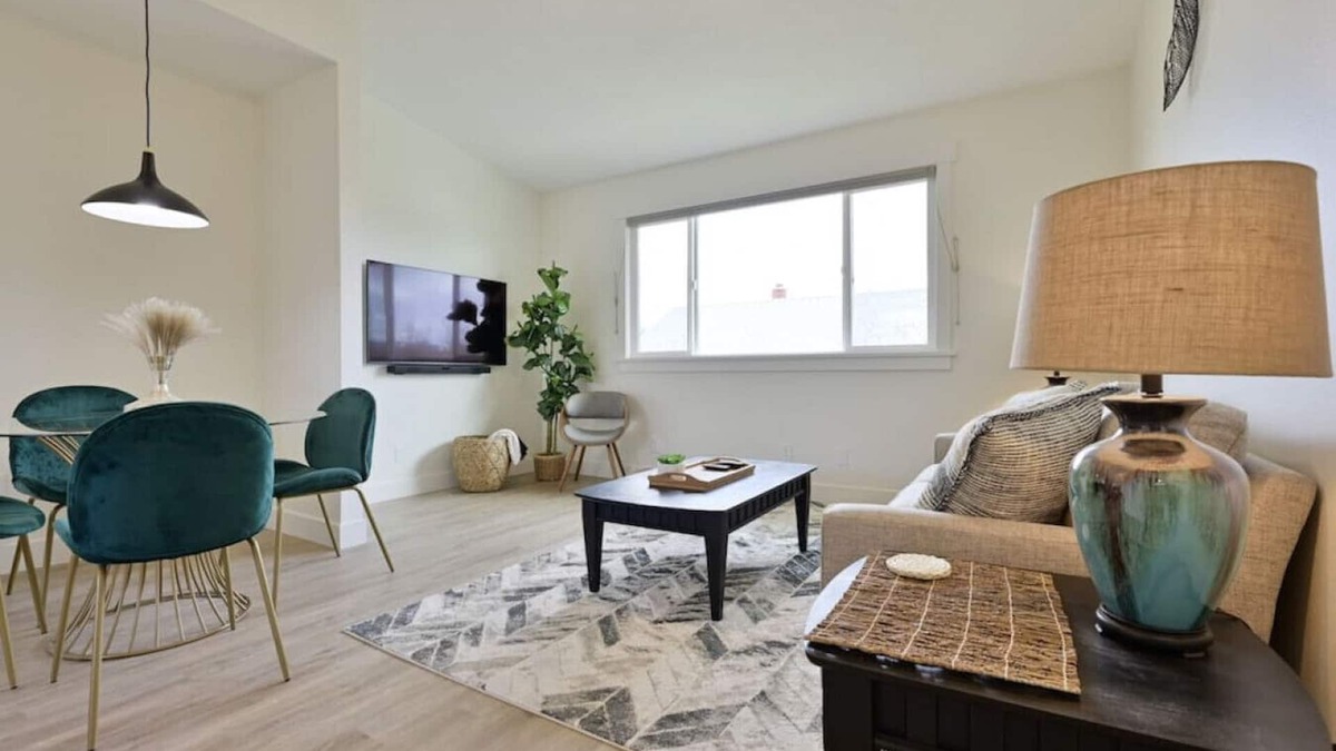 Grant Apartment | Newly Renovated! - Modern Upstairs Loft