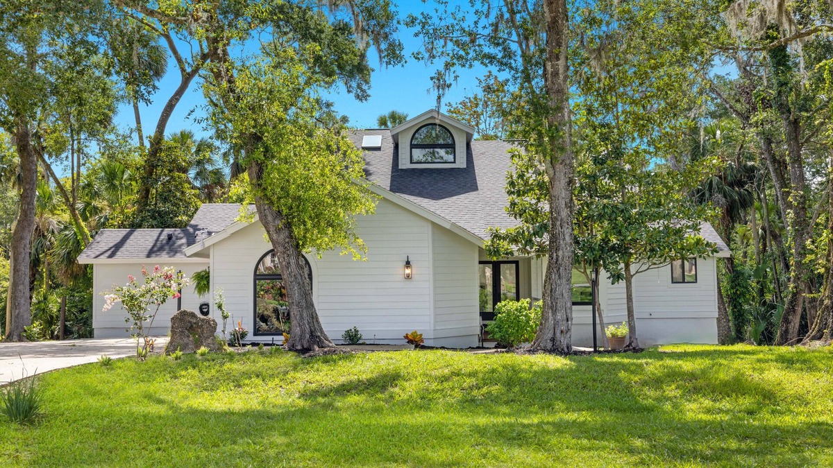 Spruce Creek House | Newly Renovated Nature Home in Spruce Creek Fly-In