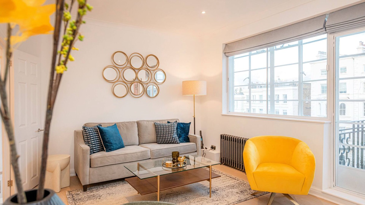 Holland Park Apartment | Newly Renovated Notting Hill Luxury Spacious Top Floor One Bedroom Flat