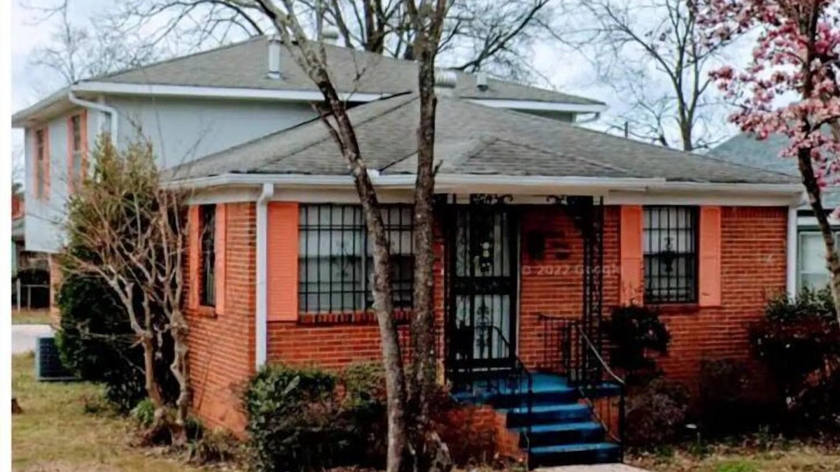 Tarrant House | newly renovated one bedroom studio.