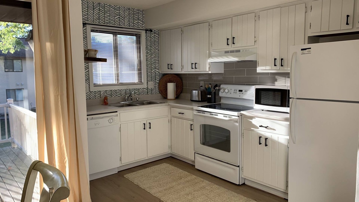 Penfield Condo | Newly renovated, relaxing space close to U of I and hospitals- high speed WiFI