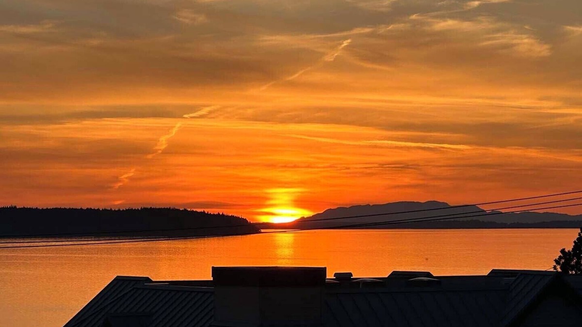 Powell River Apartment | Newly Renovated. Spectacular ocean view with gourmet kitchen.