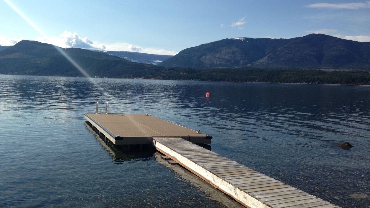 Eagle Bay House | NEWLY RENOVATED! Shuswap Lake, 3 BR, 2bath, private beach
