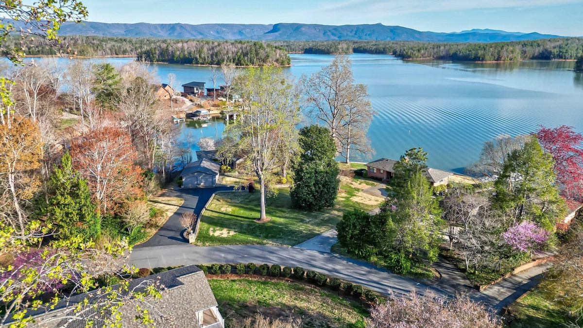Nebo Apartment | Newly renovated! Spacious apartment w/Lake James and Grandfather Mountain views