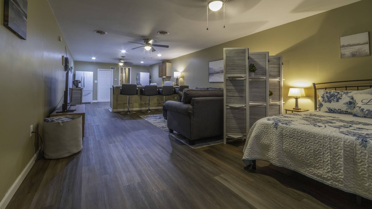 Hermitage Apartment | Newly renovated studio apartment! Close to Buhl Park and Shenago Reservoir Lake