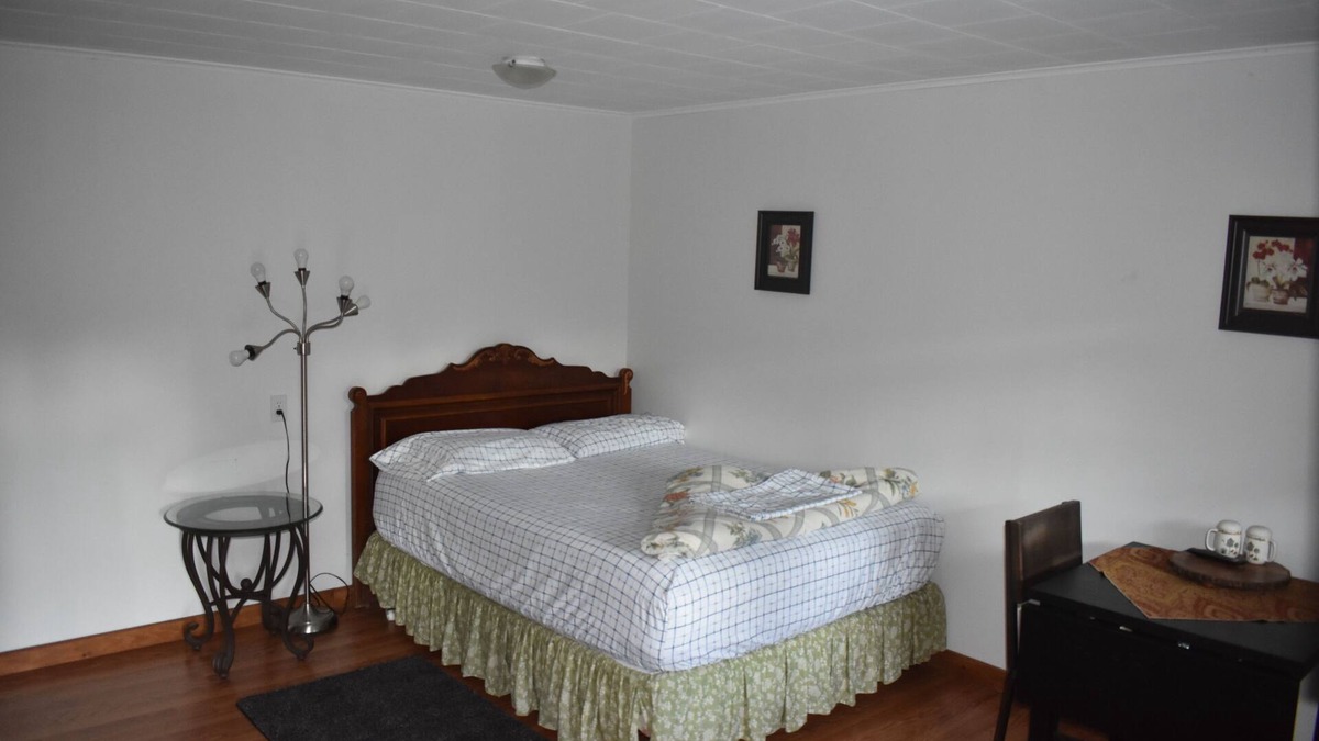 Greentown Apartment | Newly Renovated Studio with Kitchenette - Located at the Heart of Promised Land