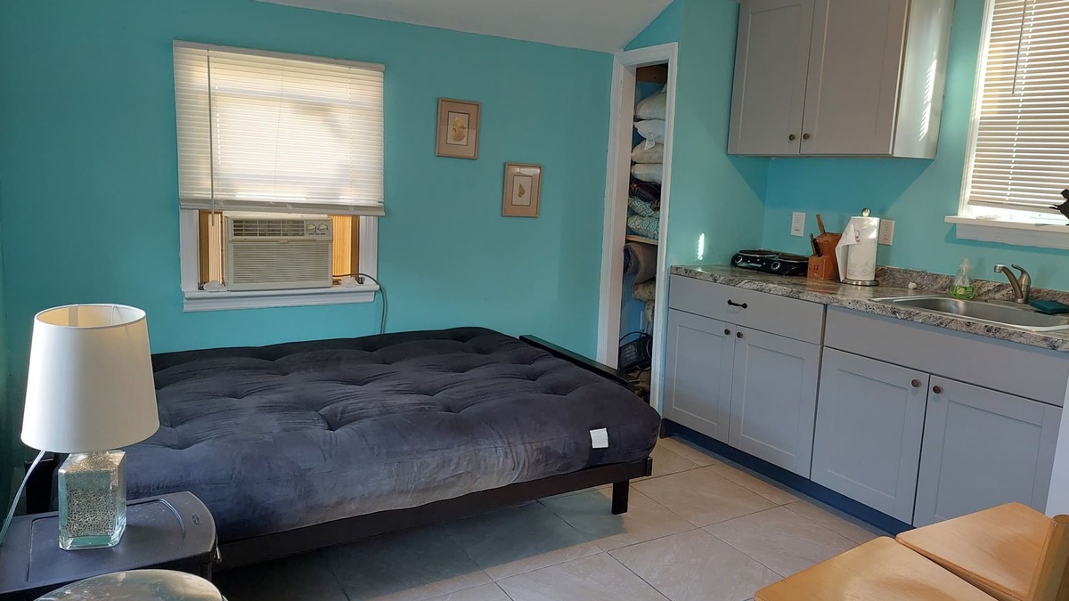 Villas House | Newly renovated studio bungalow six minutes walking distance from the DE Bay