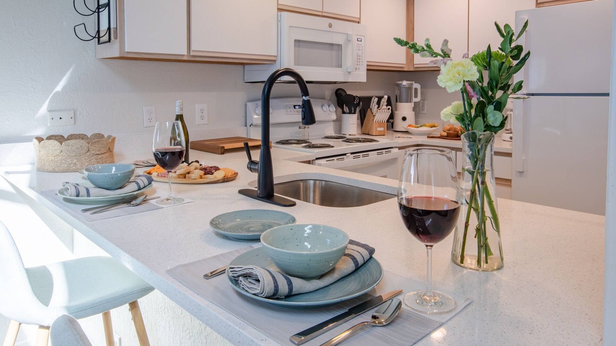 Downtown Cannon Beach House | Newly Renovated Sunny Cannon Beach Studio cottage, stroll to beach & town