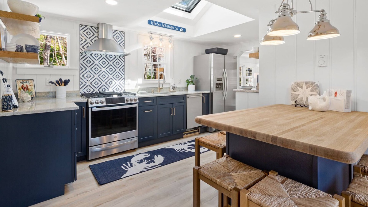 West Chatham Cottage | Newly Renovated Upscale Cottage/Pvt 2 KING BR Ensuite/1 Mile to Hardings Beach