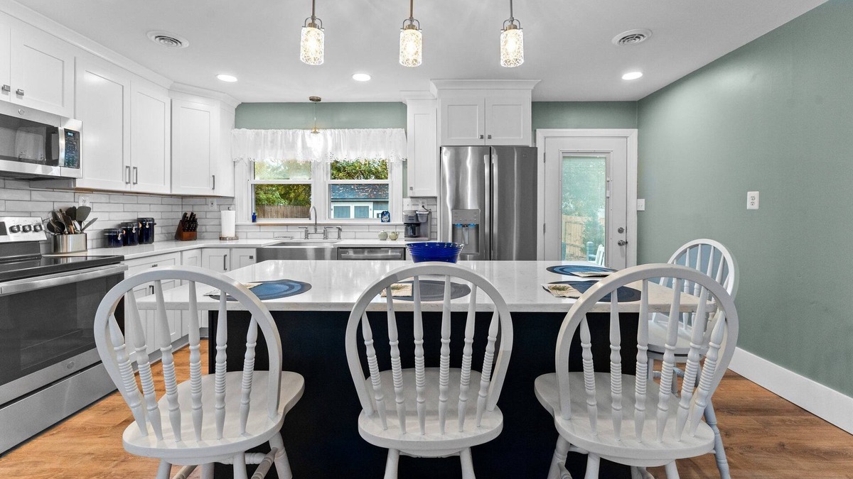 Colonial Beach House | Newly Renovated 2BR Cottage on The Point