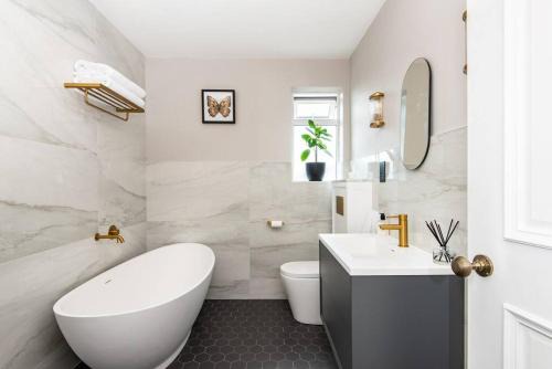 Southwick House | Newly renovated Victorian house with free parking