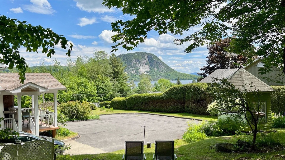 Coaticook House | Newly renovated villa with magnificent views, spa & beach