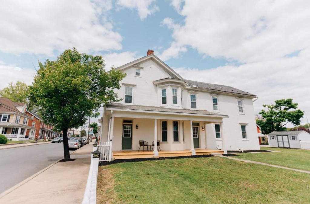 Mount Joy House | Newly Renovated Vintage Inspired Large 4 BR Home