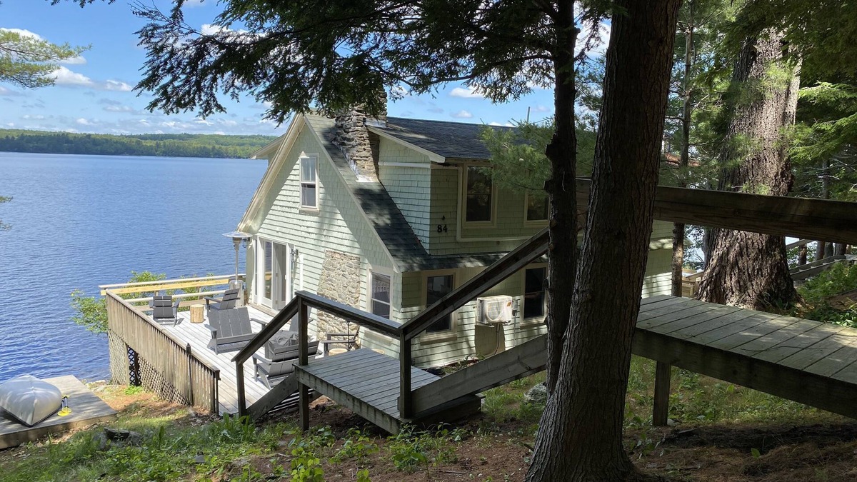 Jefferson Cottage | Newly Renovated Waterfront House on Lake Damariscotta; Great for Fall Festivals!