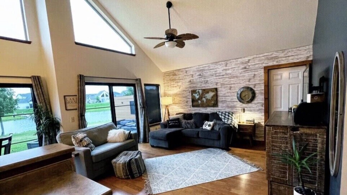 Arnolds Park House | Newly updated(2021)Vacation Home @ Bridges Bay Resort located on the pond