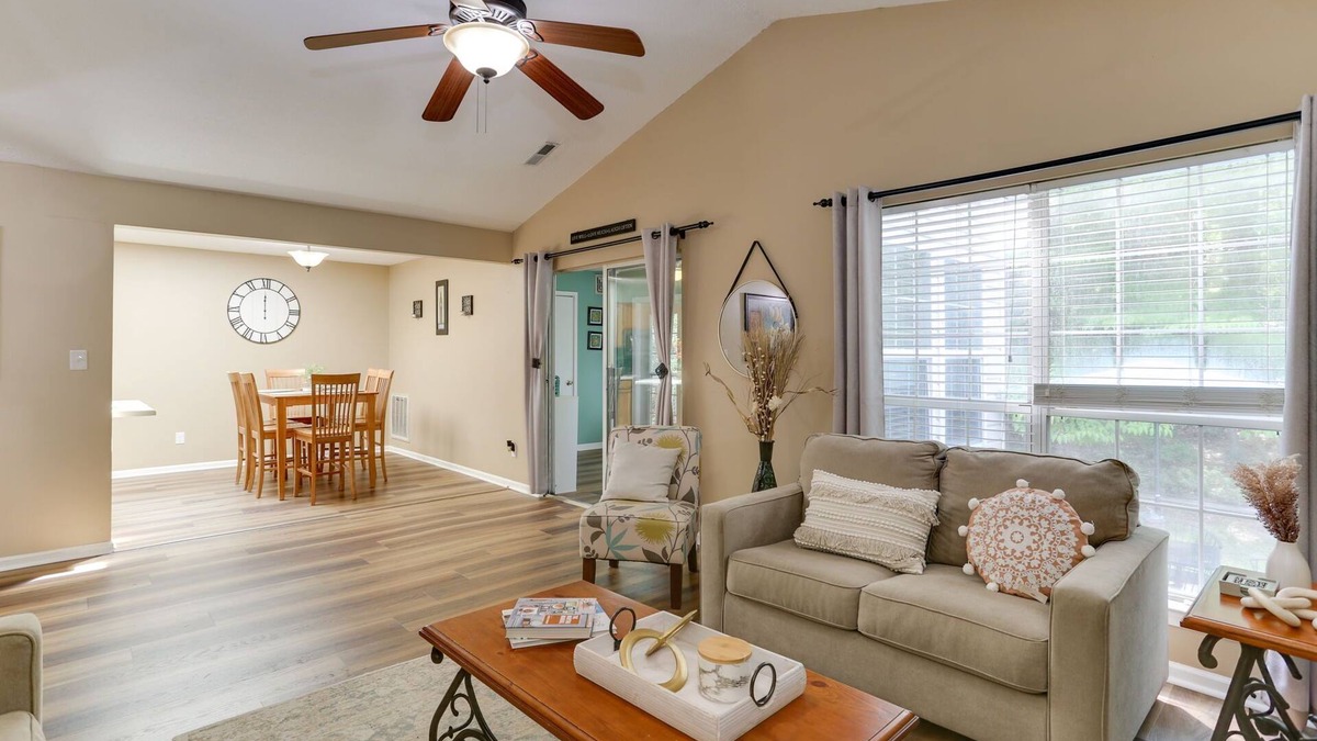Williamsburg House | NEWLY UPDATED! Charming 2 Bedroom Townhouse near Prime Outlets - Pet friendly.